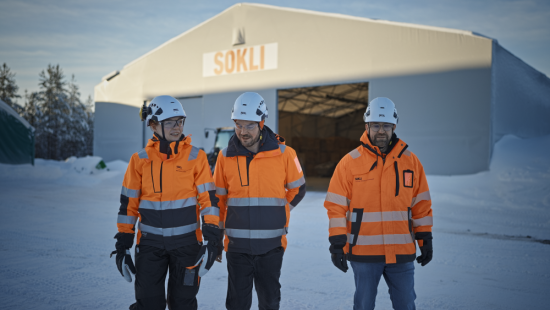 Warehouse and people in Sokli